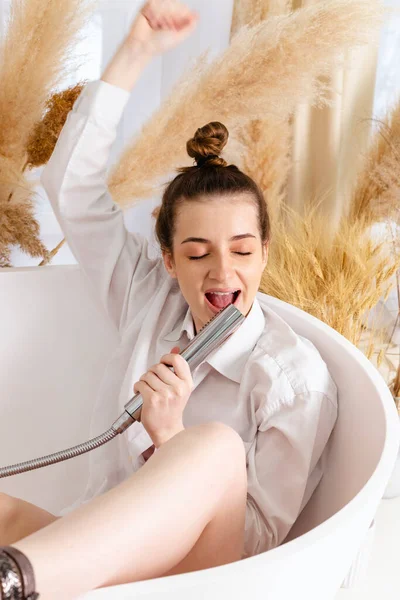 Beautiful Teenage Girl Sitting Bathtub Singing Using Shower Head Having — Stockfoto