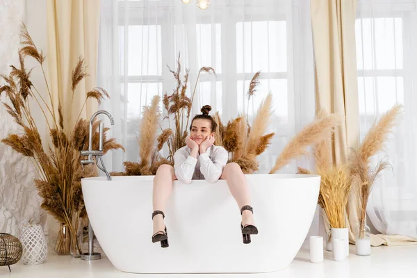 Beautiful Teenage Girl Sits Thoughtfully Bathtub Hanging Her Legs — 图库照片