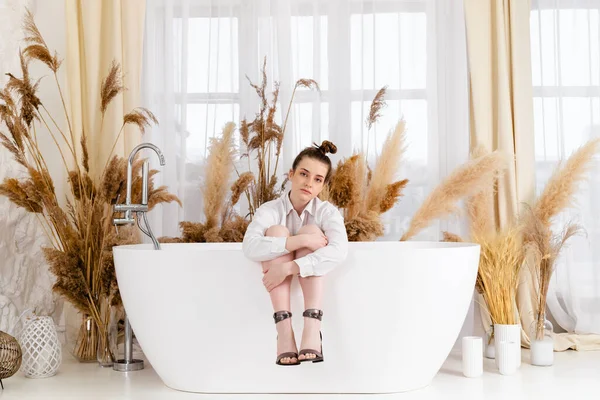 Beautiful Teenage Girl Sits Thoughtfully Bathtub Hanging Her Legs — Stockfoto
