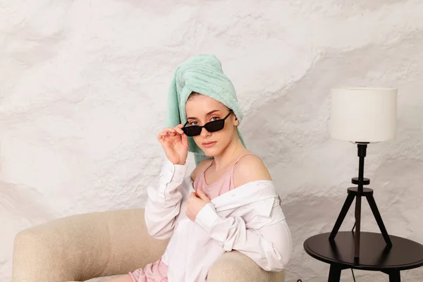 Portrait Pretty Girl Wearing Sunglasses Green Towel Wrapped Her Head — Foto Stock