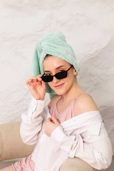 Potret Seorang Gadis Cantik Mengenakan Kacamata Hitam Dengan Handuk Hijau — Stok Foto