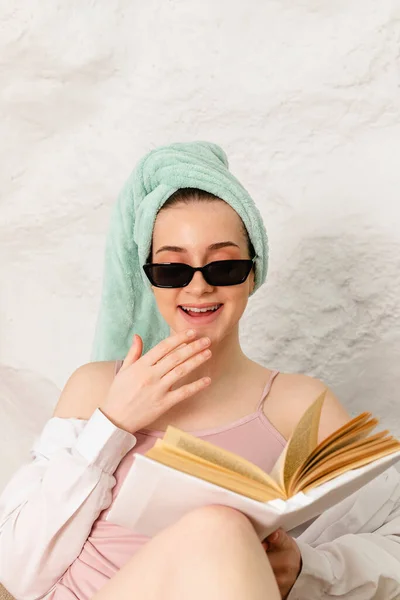 Seorang Gadis Cantik Berkacamata Duduk Kursi Dan Membaca Buku Dengan — Stok Foto