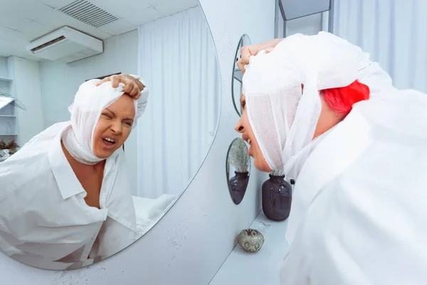 Bandajlı Beyaz Bir Odada Kısa Kızıl Saçlı Bir Kadın Zihinsel — Stok fotoğraf