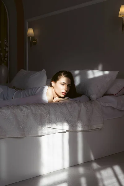 Güzel Bir Kızın Portresi Perdelerin Gölgesinde Bir Yatakta Uzanmış Yüzüne — Stok fotoğraf