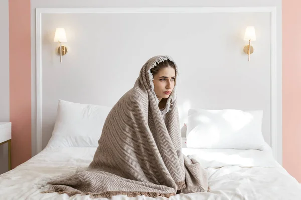 ベッドの上に座って 寒さのために毛布に包まれた美しい少女の肖像画 凍えてる 暖房がない 未納の公共料金 — ストック写真