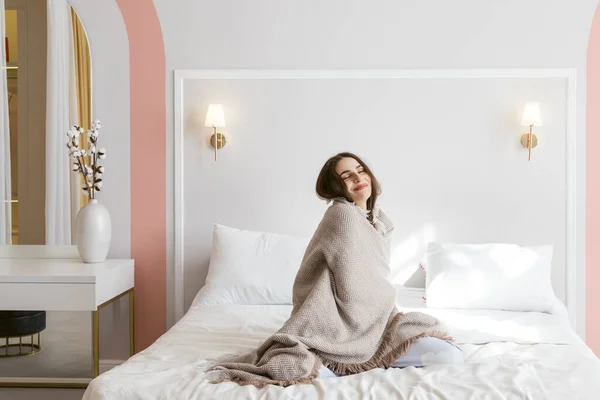 Güzel Mutlu Bir Kızın Portresi Yatağa Oturmuş Battaniyeye Sarılmış — Stok fotoğraf