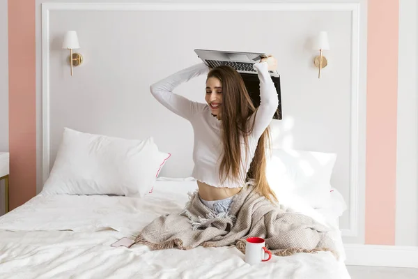 담요로 침대에 음료를 머그잔에 노트북으로 일하는 아름다운 — 스톡 사진