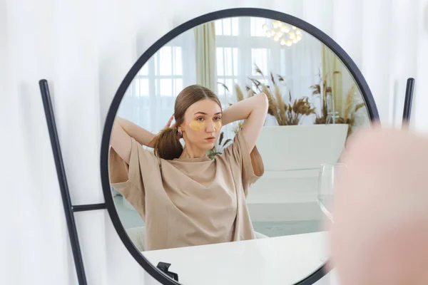 여자가 안대를 앉아서 화장을 있습니다 거울에 집중하 자기보살핌 과아름다움의 — 스톡 사진
