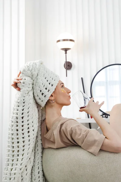 아름다운 여자가 안대를 샤워를 마치고 포도주 머리에 수건을 의자에 과자기 — 스톡 사진