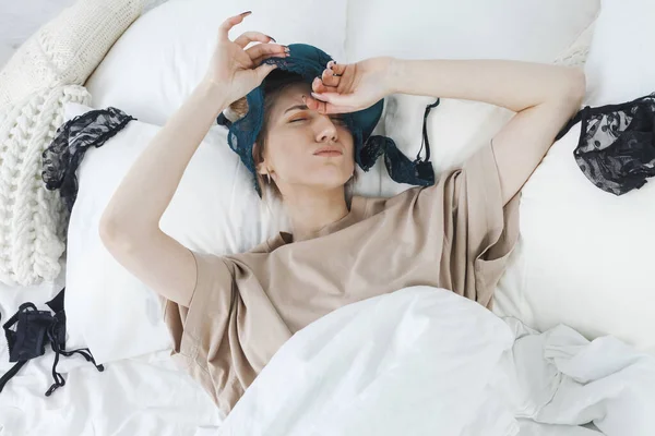 Güzel Esmer Bir Kız Bir Bardak Şarap Kadın Çamaşırlarıyla Yatakta — Stok fotoğraf