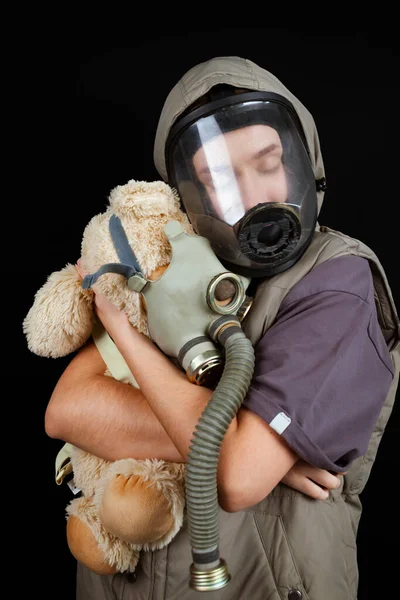 Portret Smutnej Dziewczyny Pluszowa Zabawka Przytulająca Się Siebie Maskach Gazowych — Zdjęcie stockowe