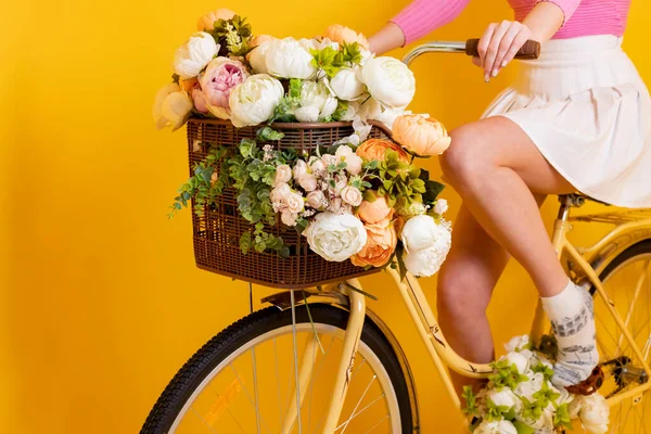 Egy Bájos Fényes Boldog Lány Rózsaszín Felső Rövid Szoknya Kerékpározás — Stock Fotó