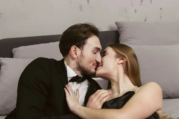 Jovem Casal Feliz Roupas Elegantes Abraçando Beijando Fundo Uma Sala — Fotografia de Stock