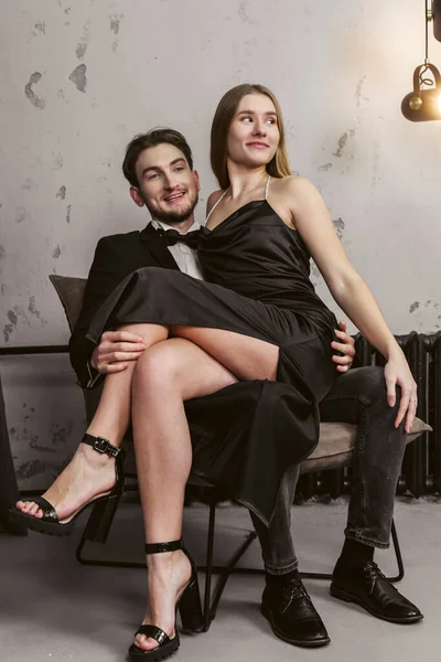 Zarif Giyinmiş Mutlu Genç Bir Çift Kız Erkek Arkadaşının Kucağında — Stok fotoğraf