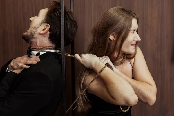 Una Chica Está Estrangulando Hombre Con Una Cuerda Concepto Relaciones —  Fotos de Stock