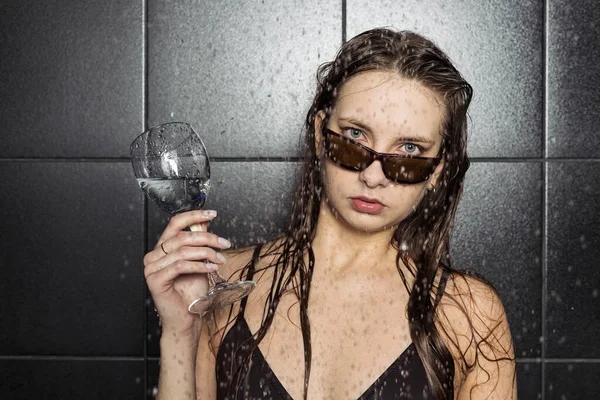 Beautiful Brunette Black Swimsuit Stands Pouring Water Droplets Poses Black — Stock Photo, Image