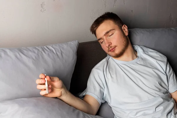 Jovem Adormeceu Cama Com Cigarro Aceso Mão Causando Alto Risco — Fotografia de Stock