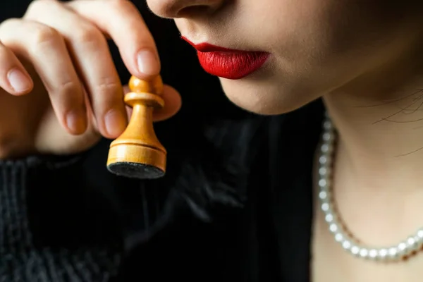 明るいマットレッドの口紅とチェスの駒と美しくエレガントな女の子の唇のクローズアップ — ストック写真