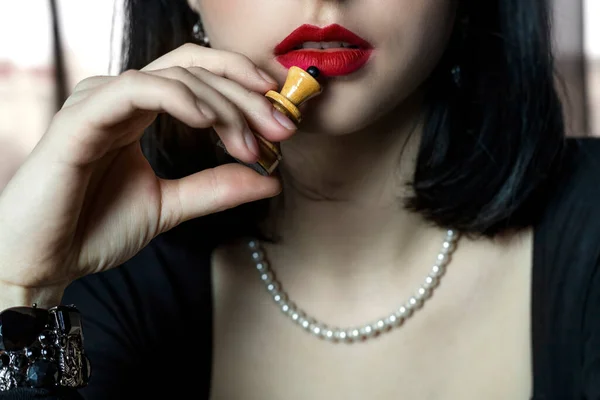Zbliżenie Pięknych Eleganckich Ust Dziewczyny Jasnomatową Czerwoną Szminką Figurą Szachową — Zdjęcie stockowe