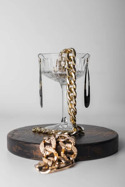 Egy Üvegtálat Vagy Serleget Egy Fából Készült Állványon Ami Tele — Stock Fotó