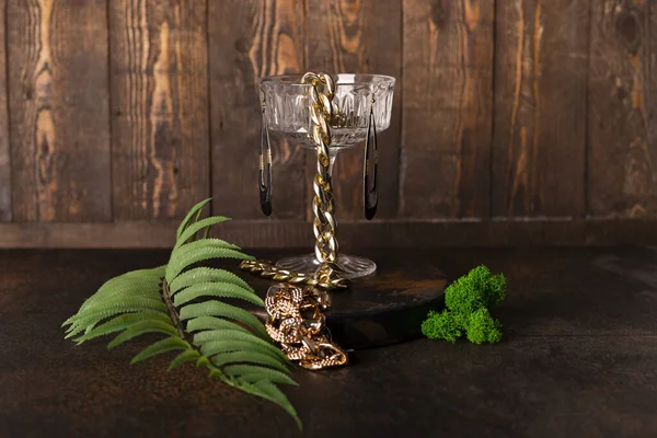 Üvegtál Vagy Serleg Ékszerekkel Fülbevalókkal Egy Aranylánccal Növényekkel Levelekkel Fából — Stock Fotó