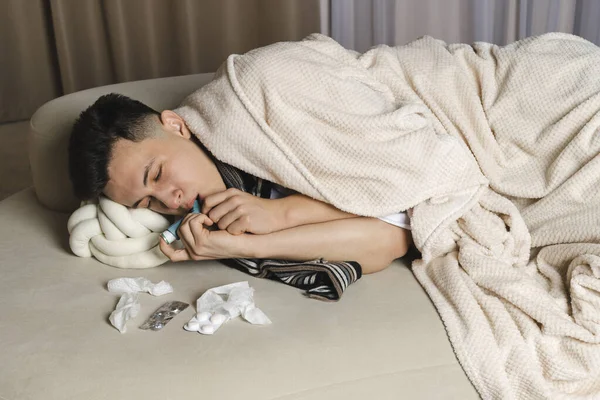 Jovem Está Deitado Cama Envolto Cobertor Está Doente Com Resfriado — Fotografia de Stock