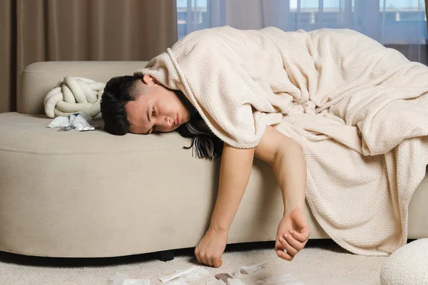 Jovem Está Deitado Cama Envolto Cobertor Está Doente Com Resfriado — Fotografia de Stock