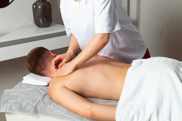 Professionell Massös Eller Massageterapeut Masserar Klientens Skulderblad Medan Klienten Ligger — Stockfoto