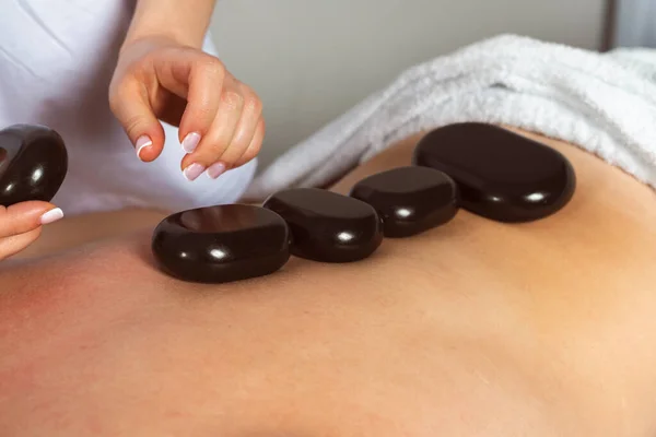 Een Professionele Masseuse Massage Therapeut Plaatst Hete Stenen Rug Van — Stockfoto