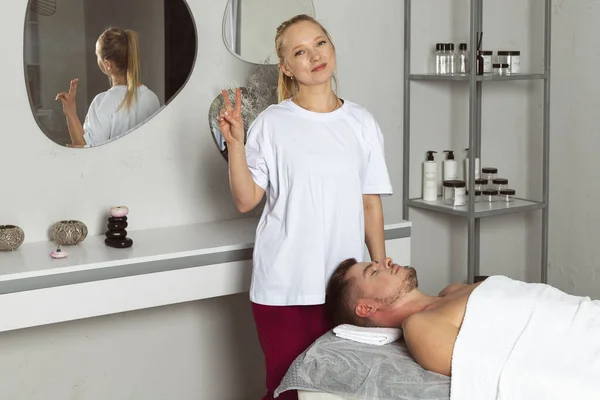 Porträtt Den Professionella Massös Eller Massage Terapeut Visar Pjäs Gest — Stockfoto