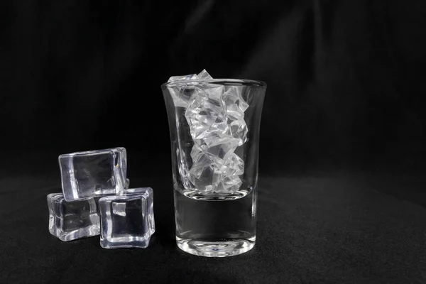 Eine Glasaufnahme Mit Eis Isoliert Auf Schwarz — Stockfoto
