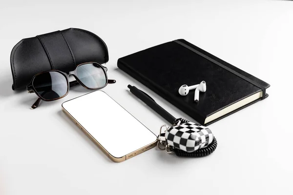 黒と白だ メガネ サングラス ワイヤレスヘッドフォン ノートブック コピースペース用の空白の白いディスプレイを備えた電話用の黒い革ケース 組織と生産性の概念 — ストック写真