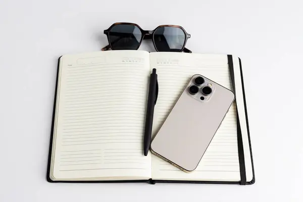 Gafas Sol Bolígrafo Notebook Abierto Smartphone Concepto Organización Productividad —  Fotos de Stock