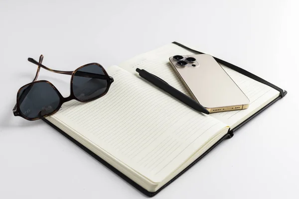 Schwarz Weiß Sonnenbrille Stift Offenes Notizbuch Und Smartphone Konzept Der — Stockfoto