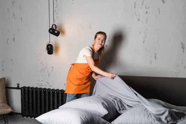 Yatağı Temizleme Servisinden Önlüklü Bir Kadın Yaptı Mobilya Temizliği — Stok fotoğraf