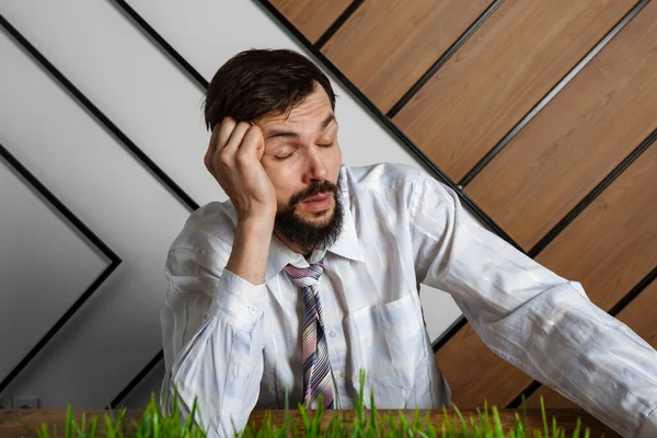 Zmęczony Zestresowany Pracownik Biurowy Opierający Się Dłoni Drzemie Przepracowanie Harmonogram — Zdjęcie stockowe