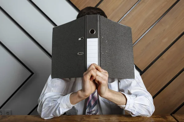 Pracownik Biurowy Zamykający Twarz Teczką Lub Ukrywający Się Pojęcie Stresu — Zdjęcie stockowe