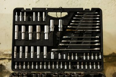 Bir atölyedeki yıpranmış ve sıklıkla kullanılan otomotiv araç ve anahtarlarının yakın çekimi.