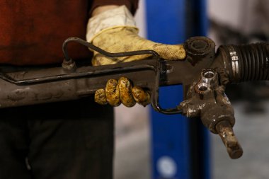 Mekanik bir eldeki kırık direksiyon askısına yakın dur..