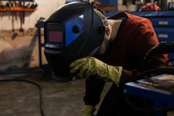 Mecânico Trabalhador Uma Máscara Soldagem Roupas Manchadas Óleo Peças Soldagem — Fotografia de Stock