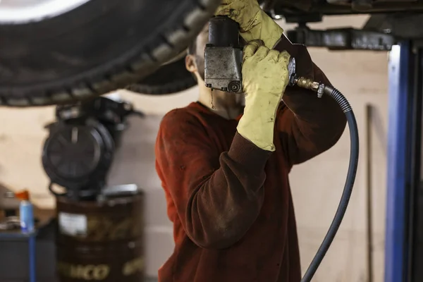 Mecânico Trabalhador Com Roupas Manchadas Óleo Está Trabalhando Com Uma — Fotografia de Stock