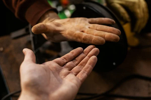 Mãos Sujas Limpas Uma Mão Mecânica Trabalho Duro Mão Limpa — Fotografia de Stock