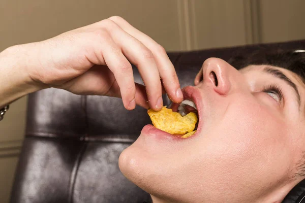Gros Plan Jeune Homme Casque Qui Mange Des Chips Gamer — Photo