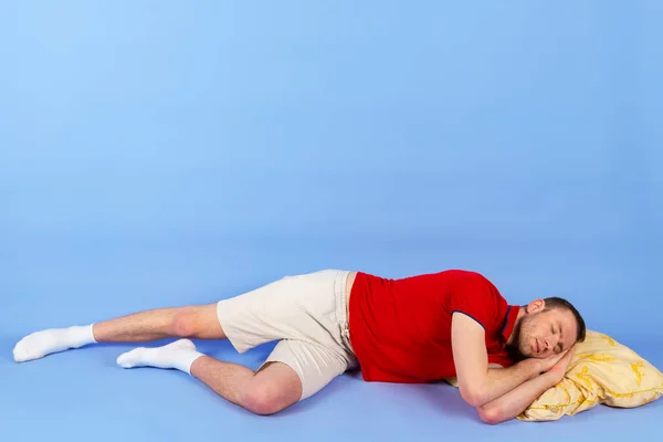 Jovem Bonito Homem Saudável Uma Camisa Pólo Vermelho Está Deitado — Fotografia de Stock