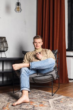 Tembel bir sabah. İşini bitirdikten sonra evdeki rahat koltukta dinlenen adam mutlu bir gülümsemeyle yan yana bakıyor. Sakin bir genç hafta sonundan zevk alıyor. Huzurlu rüyaların tadını çıkarıyor.