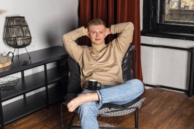 Tembel bir sabah. İşini bitirdikten sonra evdeki rahat koltukta dinlenen adam mutlu bir gülümsemeyle yan yana bakıyor. Sakin bir genç hafta sonundan zevk alıyor. Huzurlu rüyaların tadını çıkarıyor.