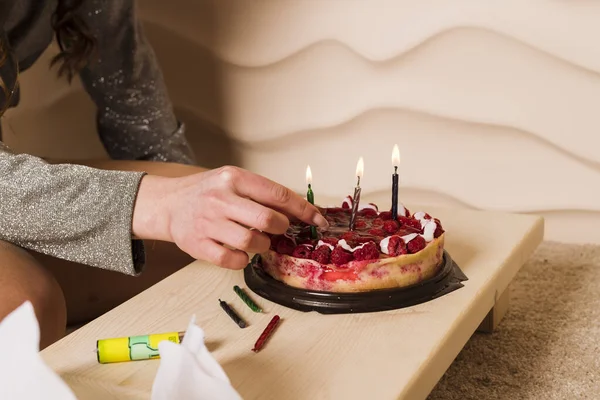 나무판에 촛불이 케이크를 케이크 슬라이스 라즈베리 악마의 케이크 디저트 맛있는 — 스톡 사진