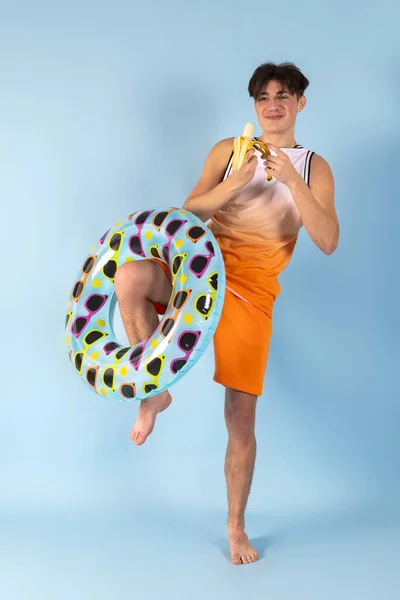 Funny Man Blue Inflatable Swimming Circle Flaunts His Strength Light — Stock Photo, Image
