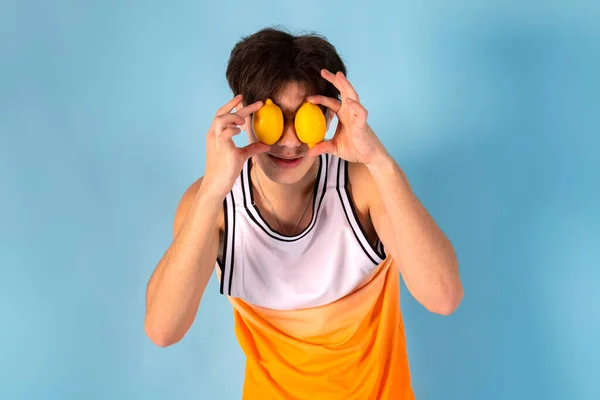 Foto Joven Haciendo Tonto Usando Frutas Lugar Ojos Gafas Sol —  Fotos de Stock