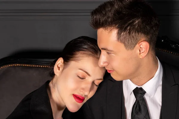 Een Jong Echtpaar Brengt Elegant Stijlvol Een Romantische Tijd Door — Stockfoto